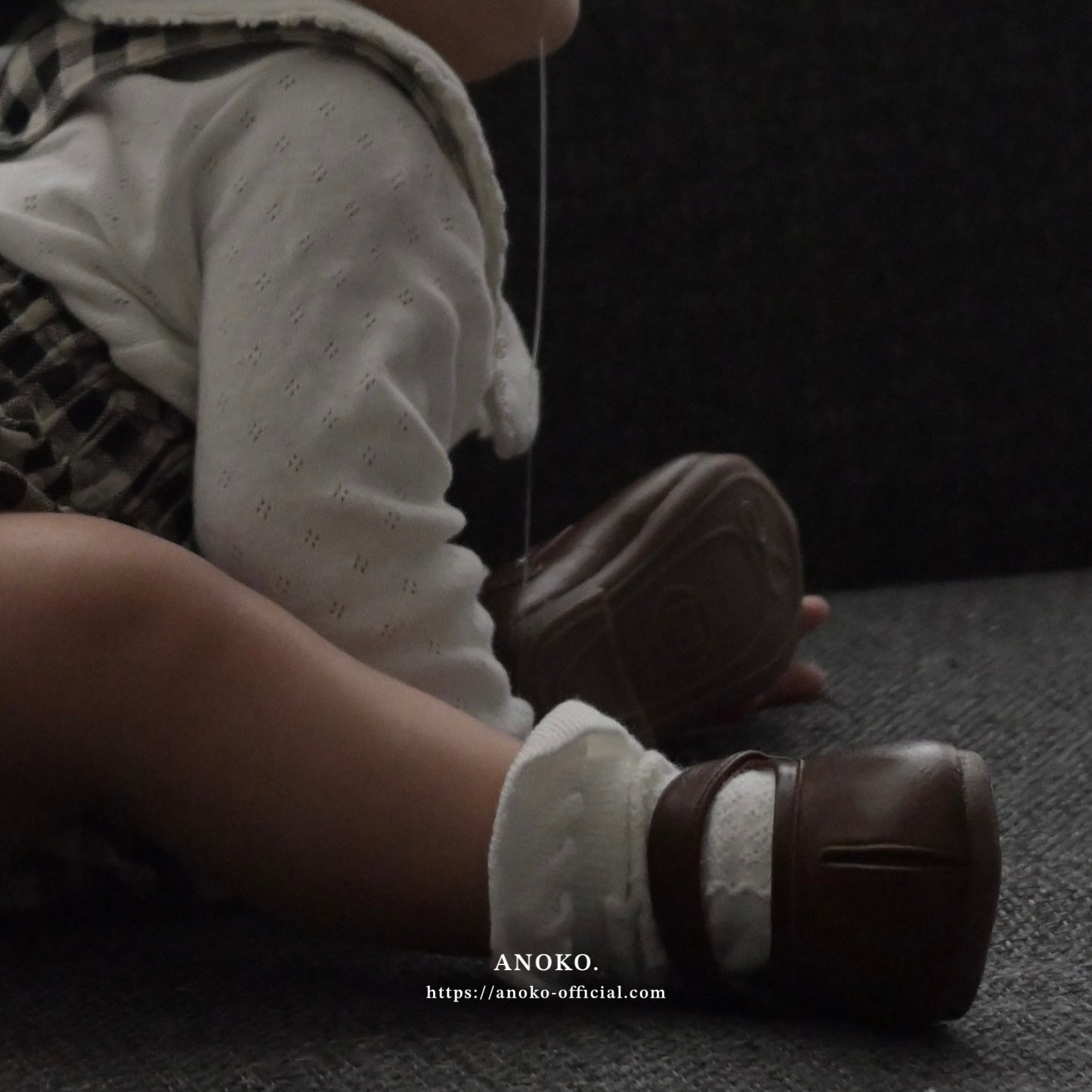 split-toed shoes / brown