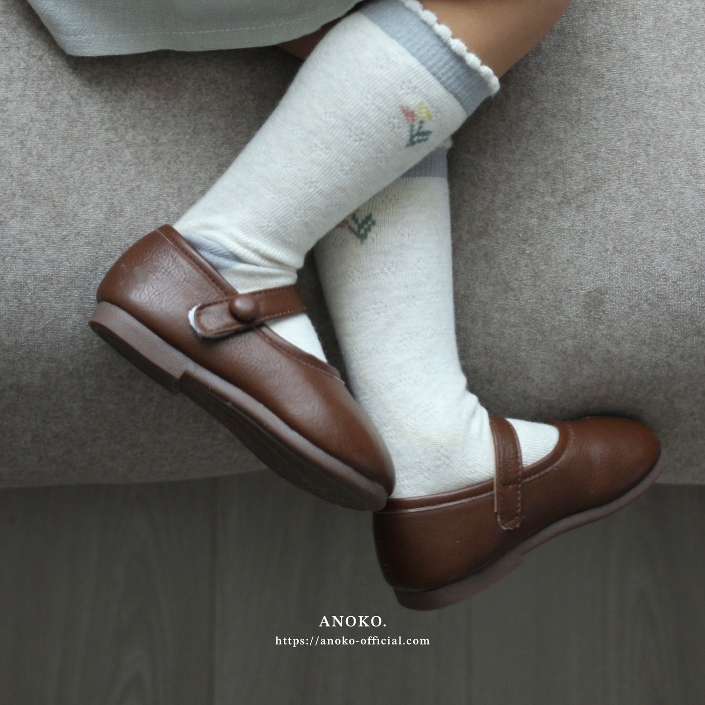 split-toed shoes / brown