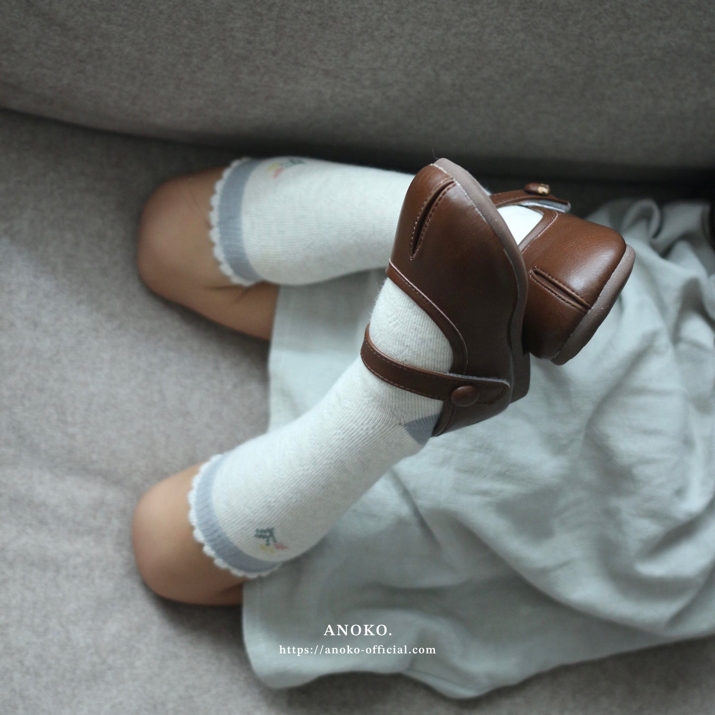 split-toed shoes / brown