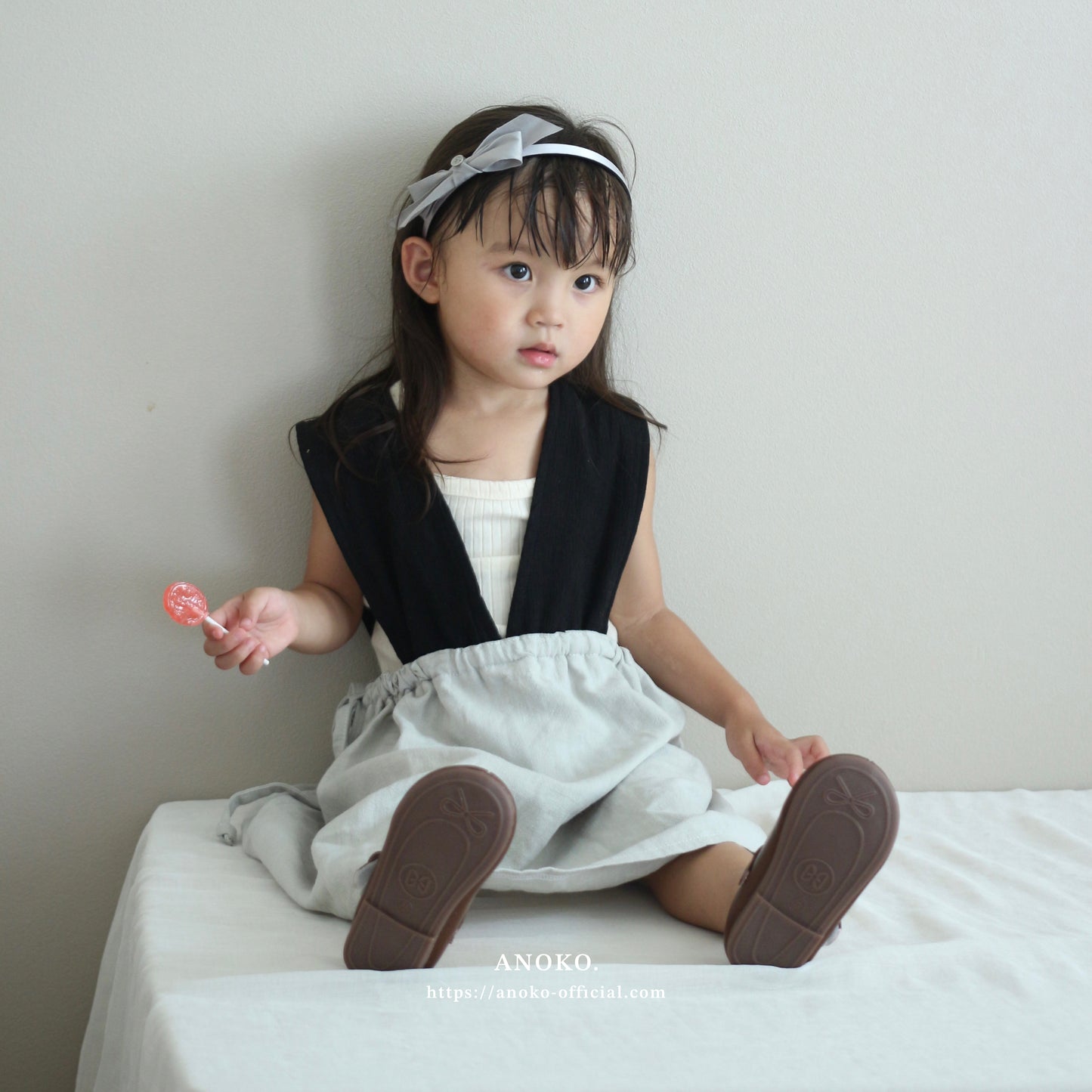 split-toed shoes / brown