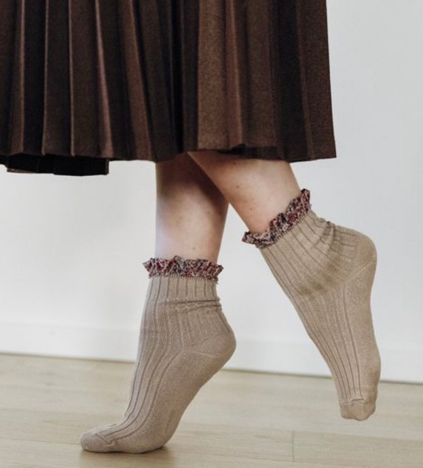 collegien / Charlotte - Liberty Ruffle Ribbed Ankle Socks (Petite Taupe)