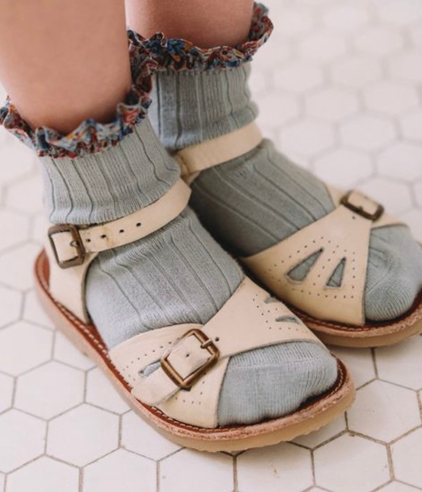 collegien / Charlotte - Liberty Ruffle Ribbed Ankle Socks (Petite Taupe)