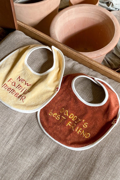 Lettering Bib - Light brown [mwahmwah]【2026年7月下旬以降順次発送】