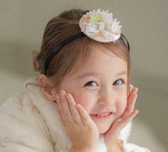 【予約商品】Arin corsage headband [Oren] (26SS)【2026年3月中旬以降順次発送】