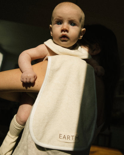 Organic new born bib - Ecru Cream [EARTH THE ARCHIVE] (26AW)