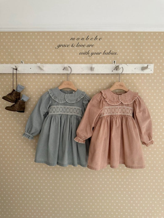 【予約商品】Mila Smoke One Piece [monbebe] (26SS)【2026年3月中旬以降順次発送】