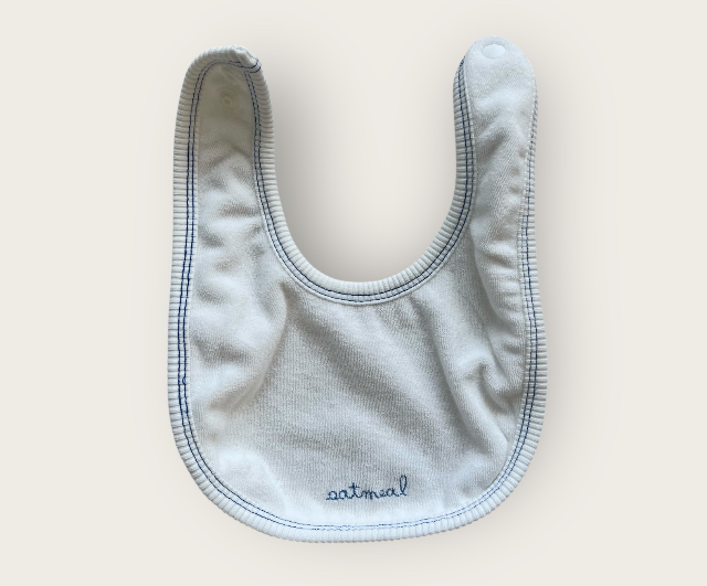 【予約商品】bebe-stitch bib [Oatmeal] (26SS)【2026年3月中旬以降順次発送】