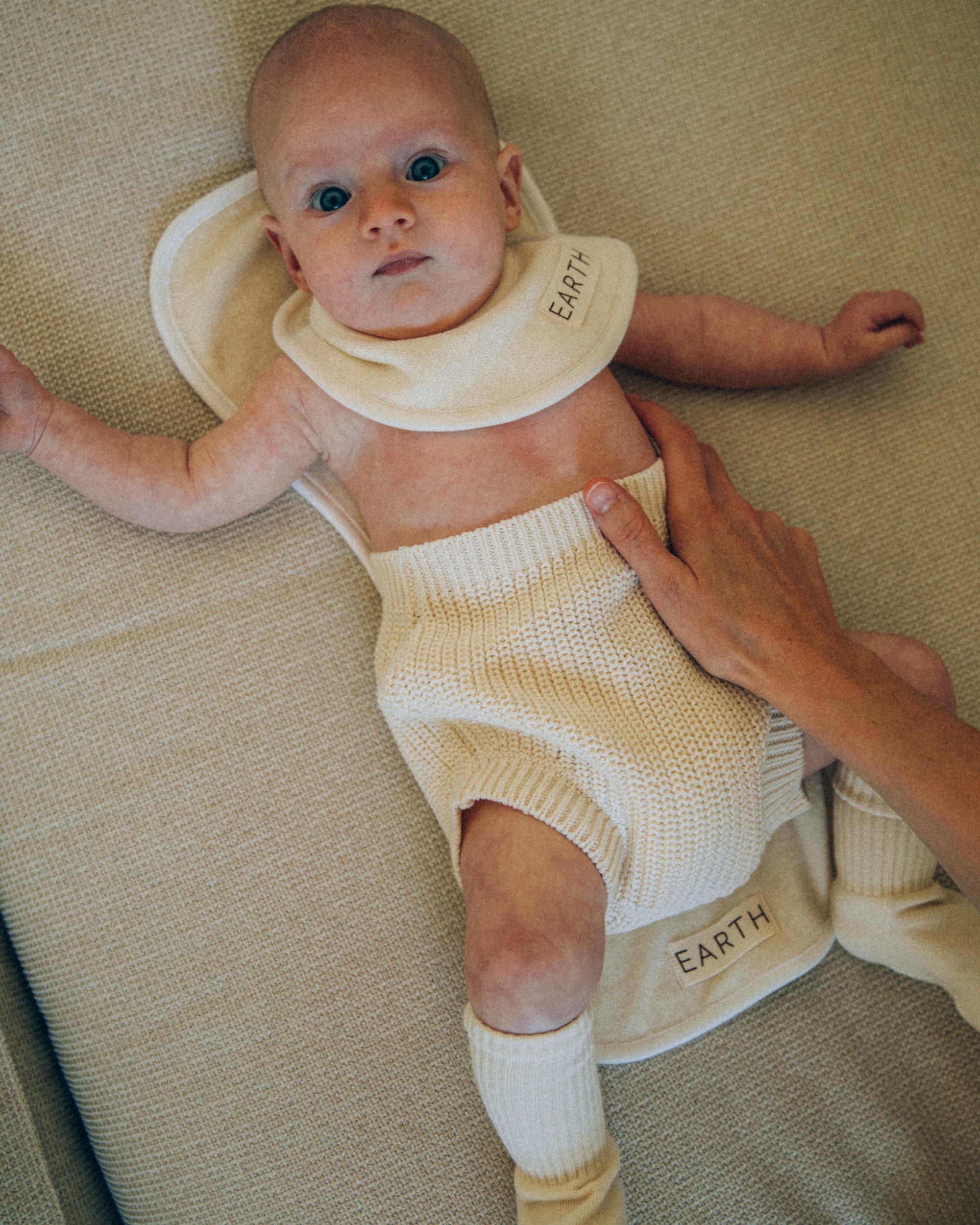 Organic new born bib - Ecru Cream [EARTH THE ARCHIVE] (26AW)