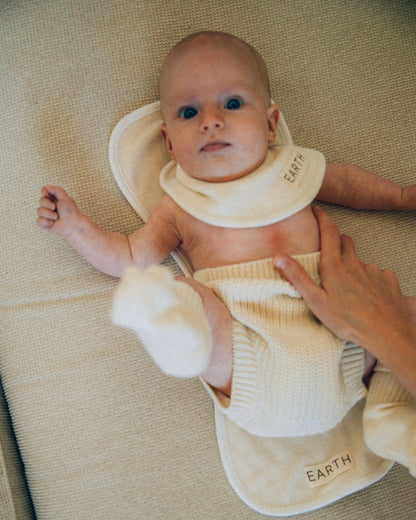Organic new born bib - Ecru Cream [EARTH THE ARCHIVE] (26AW)