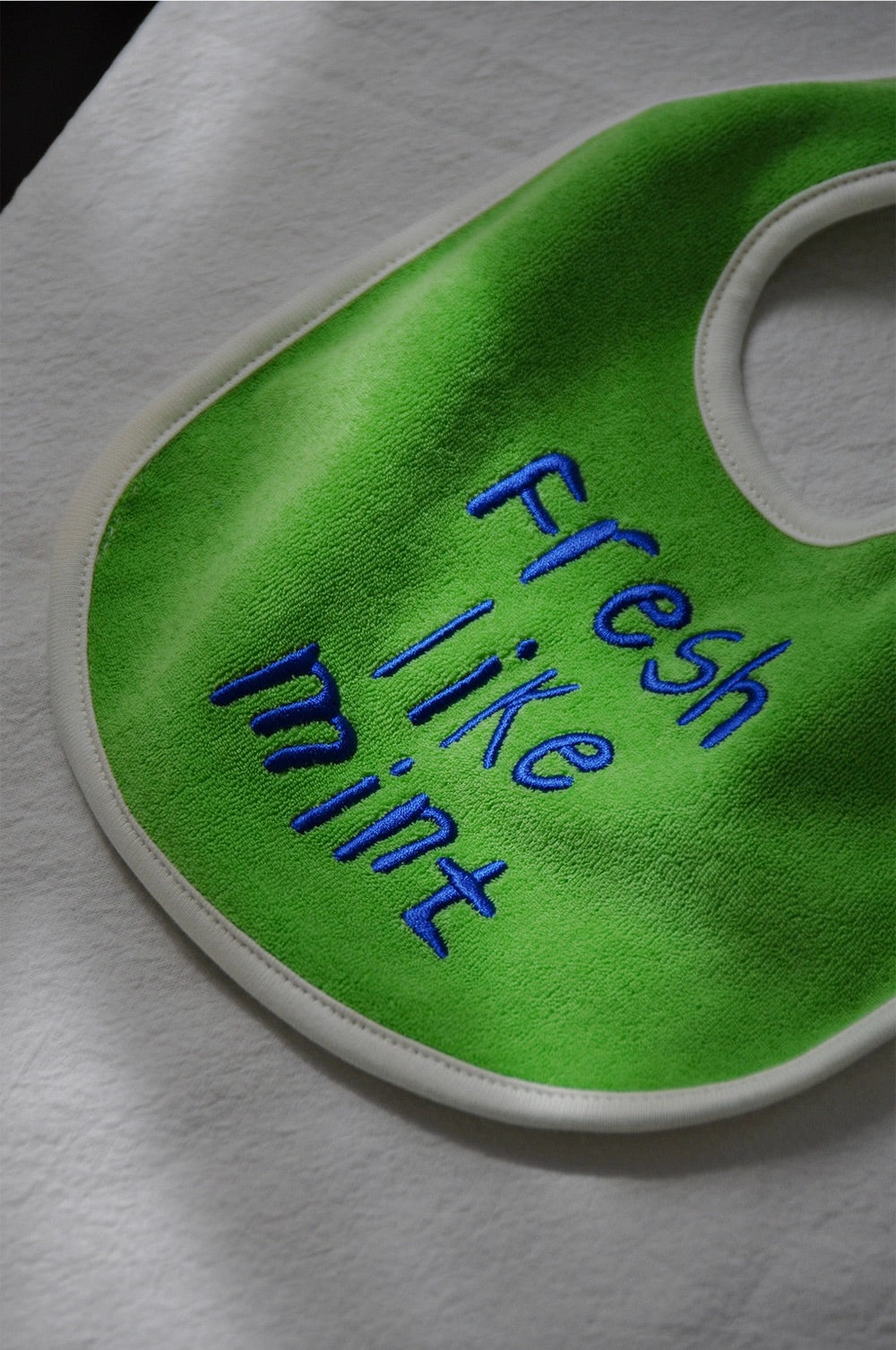 Lettering Bib - Neon green [mwahmwah]【2026年7月下旬以降順次発送】