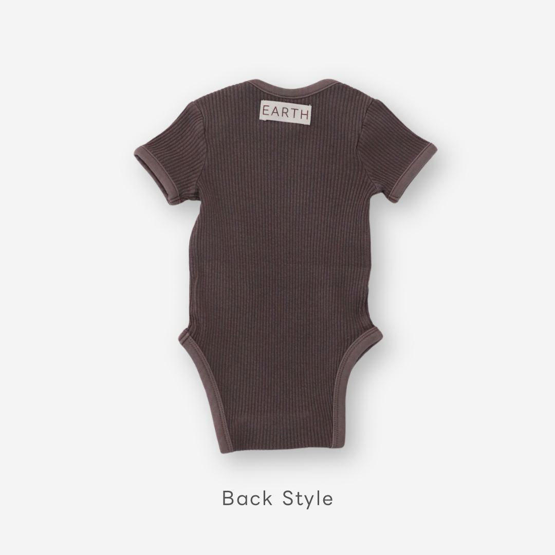 【26年11月オーダー会】 Short Sleeve Baby Suit [EARTH THE ARCHIVE] (全4色) 【2026年3月上旬以降お届け予定】