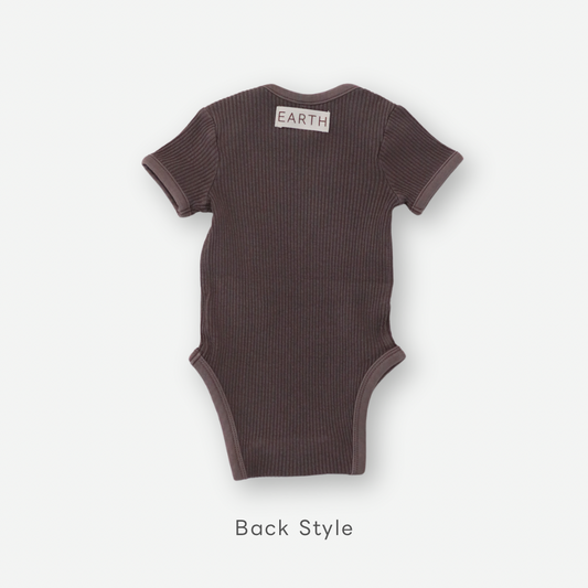 【26年11月オーダー会】 Short Sleeve Baby Suit [EARTH THE ARCHIVE] (全4色) 【2026年3月上旬以降お届け予定】