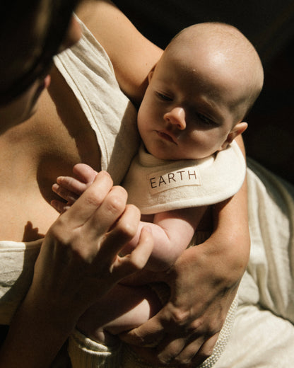 Organic new born bib - Ecru Cream [EARTH THE ARCHIVE] (26AW)