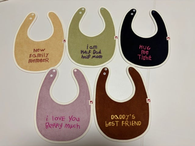 Lettering Bib - Olive [mwahmwah]【2026年7月下旬以降順次発送】