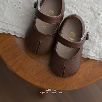 split-toed shoes / brown