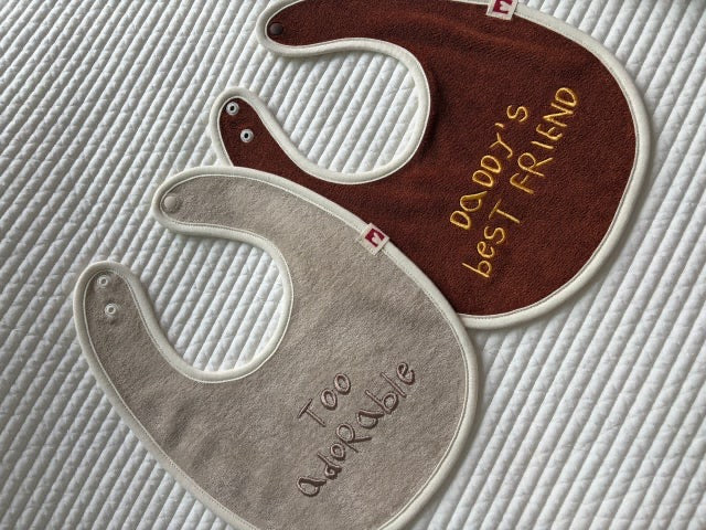 Lettering Bib - Light brown [mwahmwah]【2026年7月下旬以降順次発送】