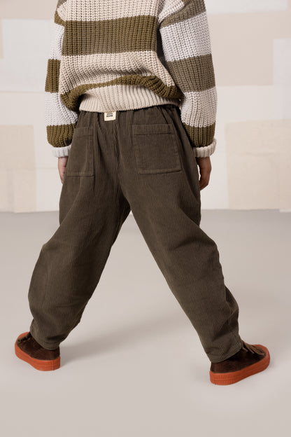 【予約販売】 CARROT PANTS - DARK TAUPE [STUDIO BOHEME] (25AW) 【2025年9月中旬以降入荷予定】