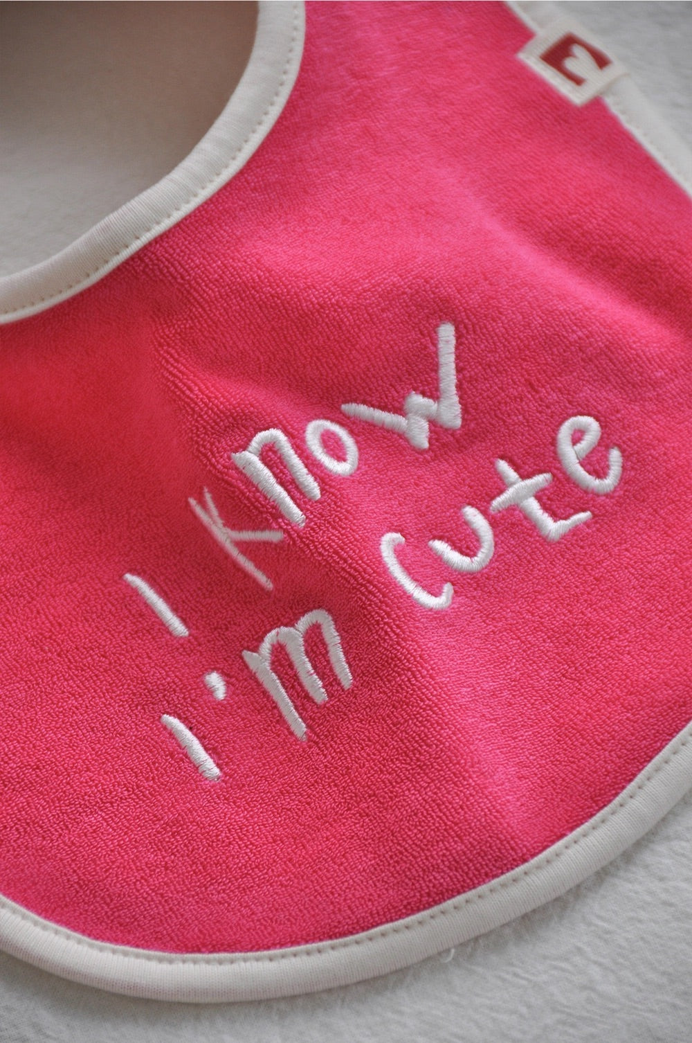Lettering Bib - Hot pink [mwahmwah]【2026年7月下旬以降順次発送】