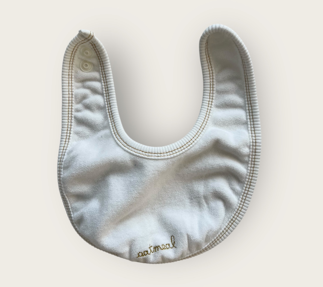 【予約商品】bebe-stitch bib [Oatmeal] (26SS)【2026年3月中旬以降順次発送】