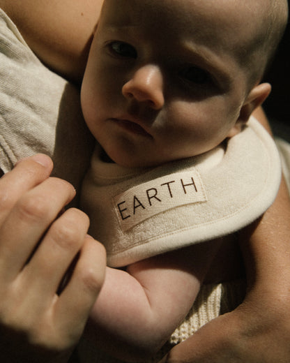 Organic new born bib - Ecru Cream [EARTH THE ARCHIVE] (26AW)