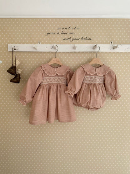 【予約商品】Mila Smoke One Piece [monbebe] (26SS)【2026年3月中旬以降順次発送】