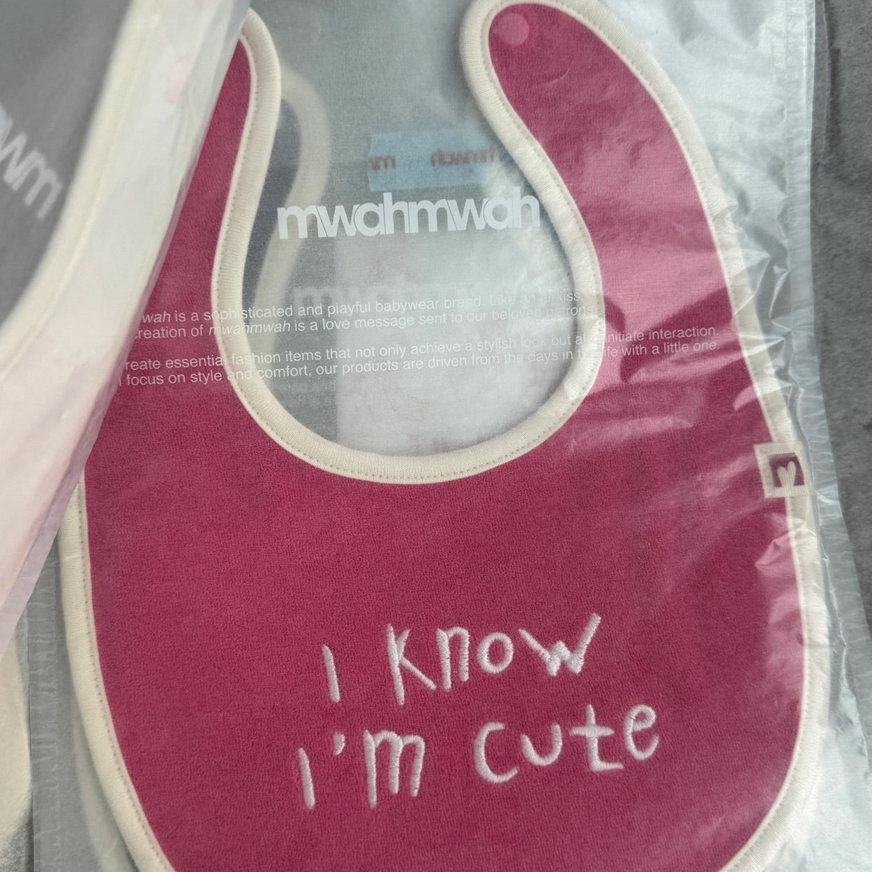 Lettering Bib - Hot pink [mwahmwah]【2026年7月下旬以降順次発送】