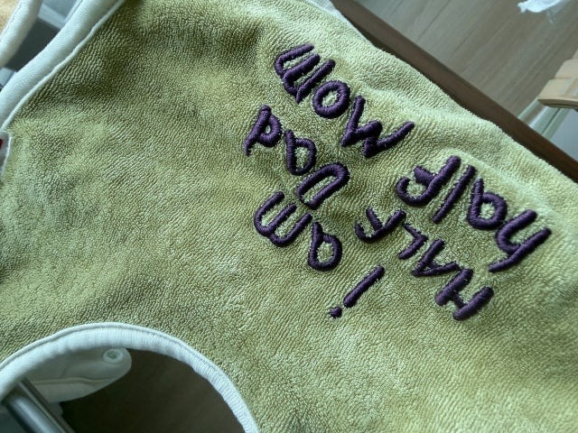 Lettering Bib - Olive [mwahmwah]【2026年7月下旬以降順次発送】