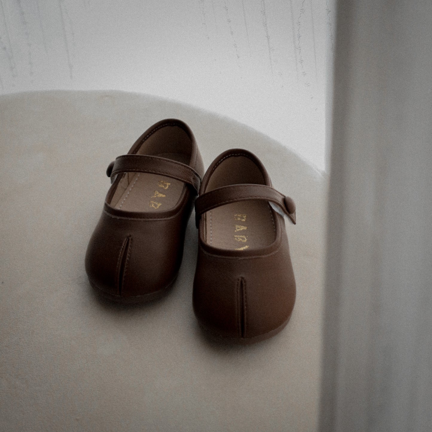 split-toed shoes / brown