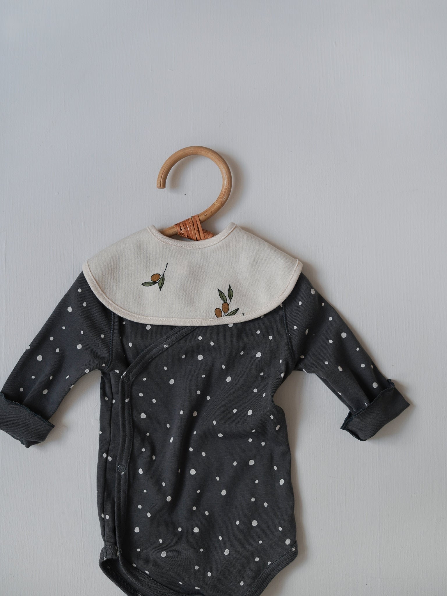 OLIVE GARDEN BIB [organic zoo]