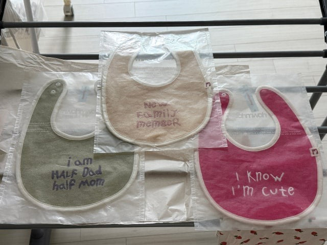 Lettering Bib - Hot pink [mwahmwah]【2026年7月下旬以降順次発送】