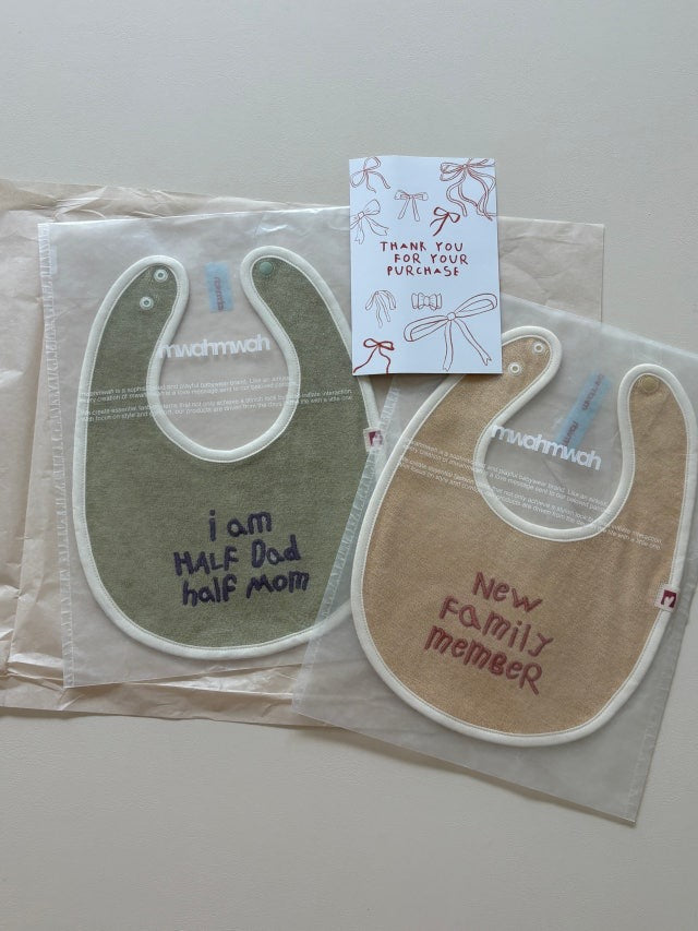 Lettering Bib - Mustard [mwahmwah]【2026年7月下旬以降順次発送】