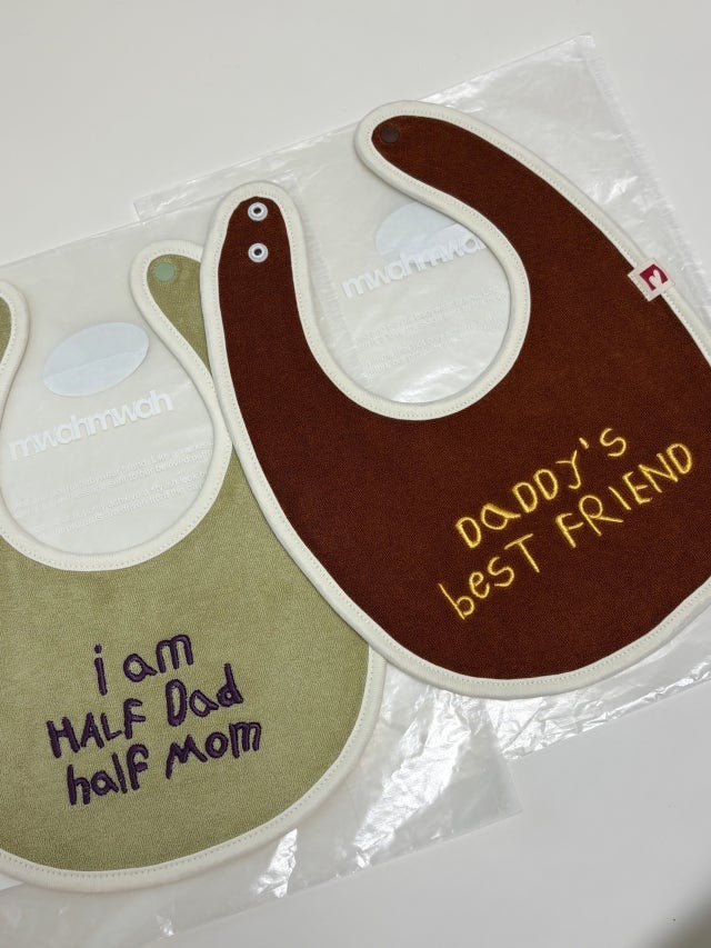 Lettering Bib - Olive [mwahmwah]【2026年7月下旬以降順次発送】