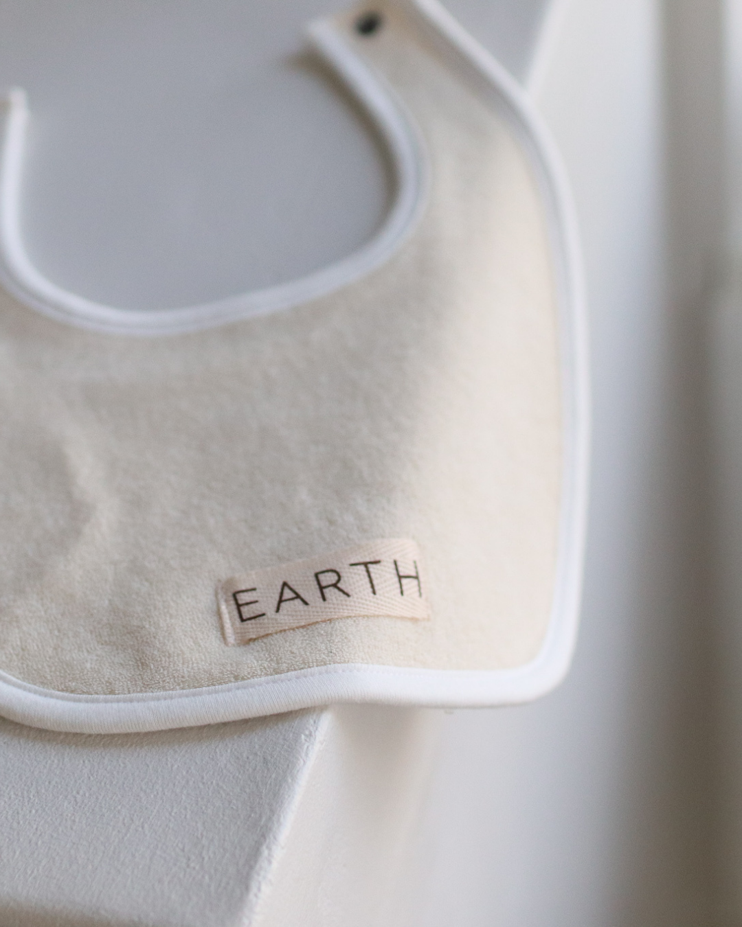 Organic Bib - Ecru Cream [EARTH THE ARCHIVE] (26AW)