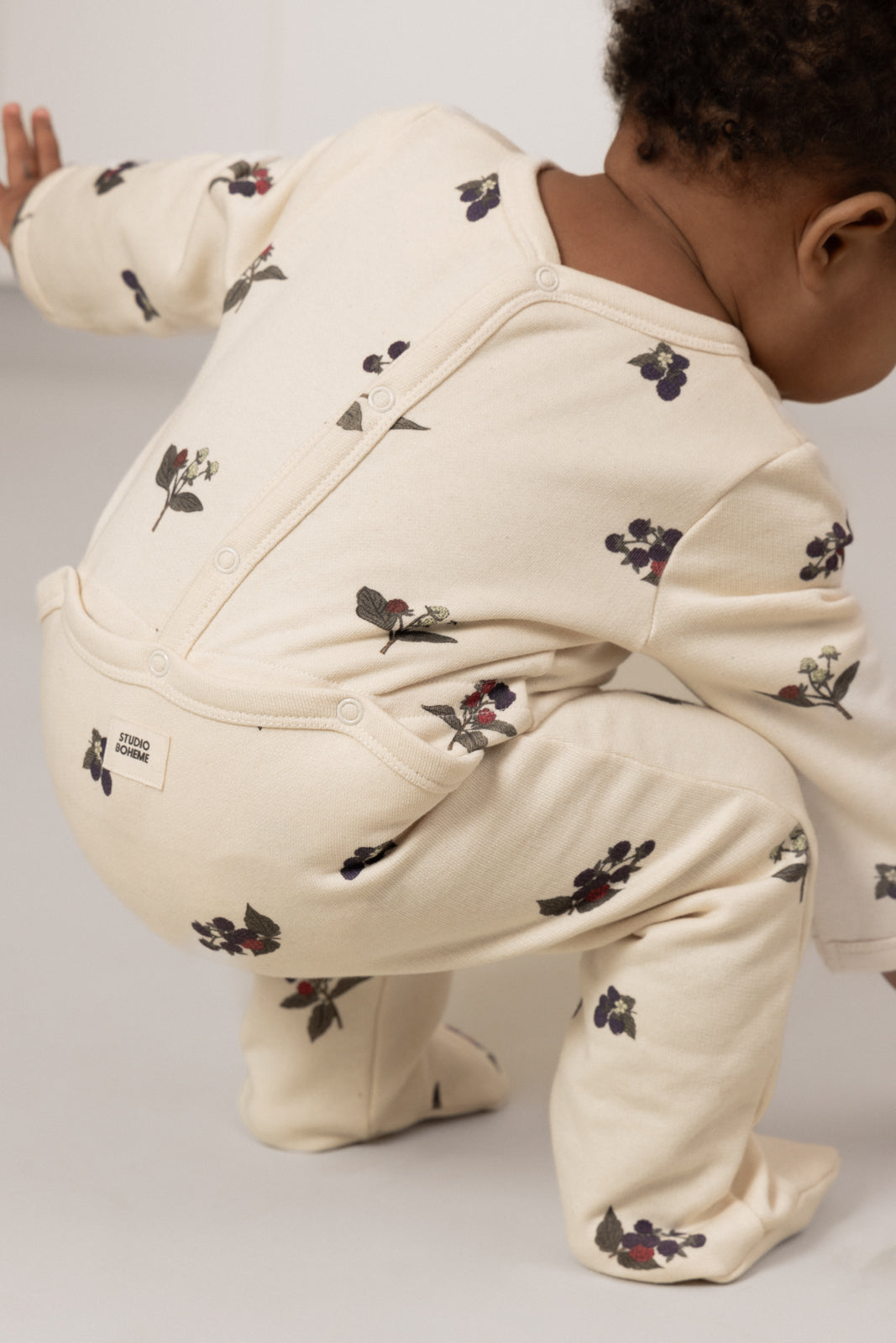 【予約販売】 CHUBBY PYJAMAS - ECRU / BLACKBERRIES [STUDIO BOHEME] (25AW) 【2025年9月中旬以降入荷予定】