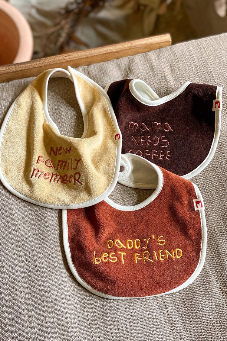 Lettering Bib - Dark brown [mwahmwah]【2026年7月下旬以降順次発送】