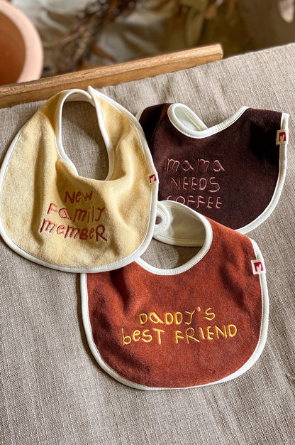 Lettering Bib - Dark brown [mwahmwah]【2026年7月下旬以降順次発送】