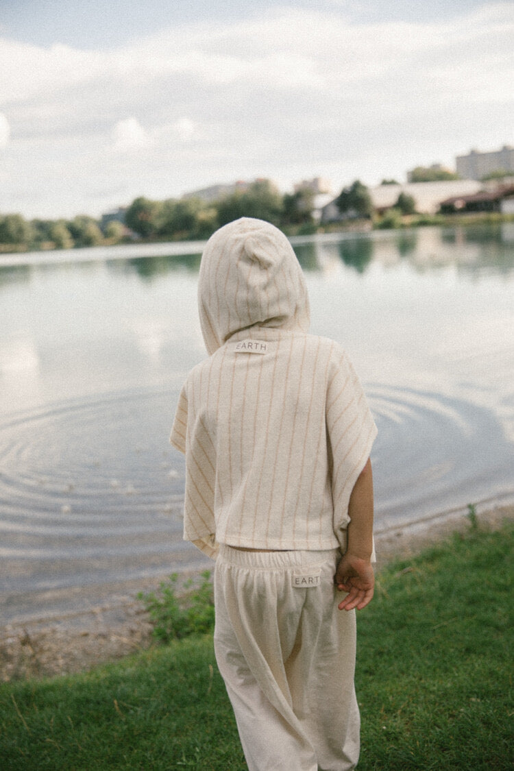 【26年11月オーダー会】 Hoodie Cape [EARTH THE ARCHIVE] (全1色) 【2026年3月上旬以降お届け予定】