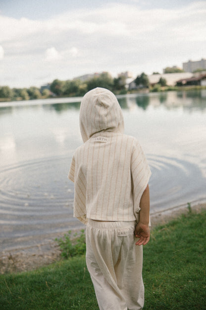 【26年11月オーダー会】 Hoodie Cape [EARTH THE ARCHIVE] (全1色) 【2026年3月上旬以降お届け予定】