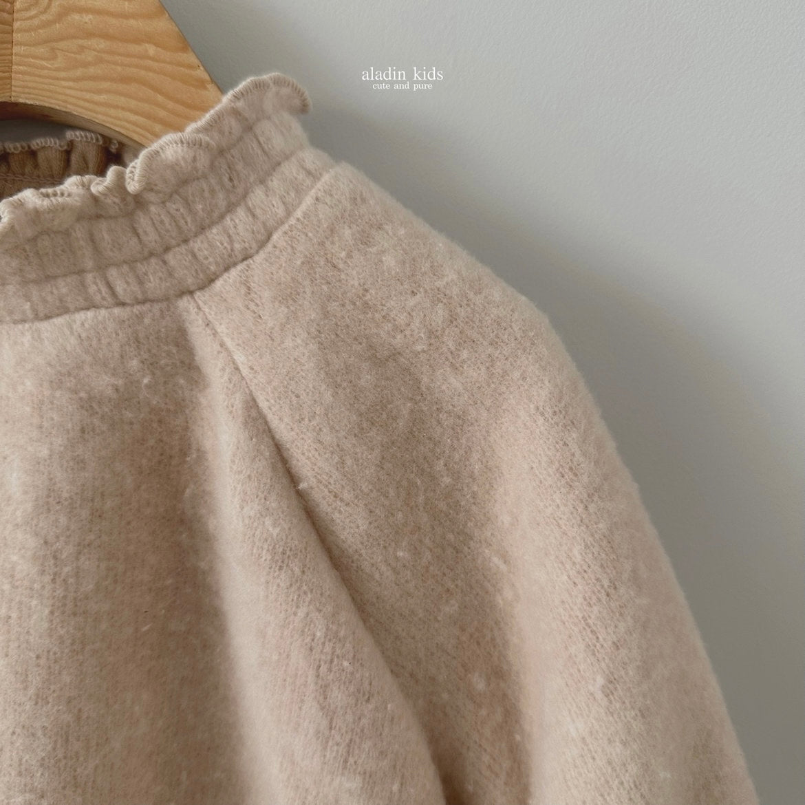 wool brush blouse / beige