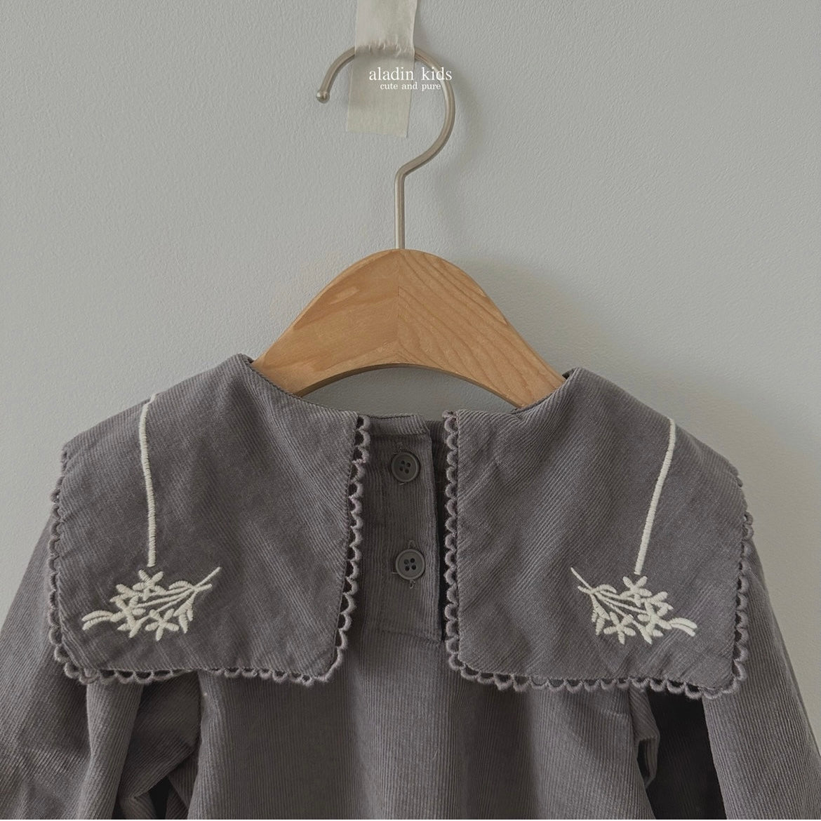 mongle stich blouse / light beige