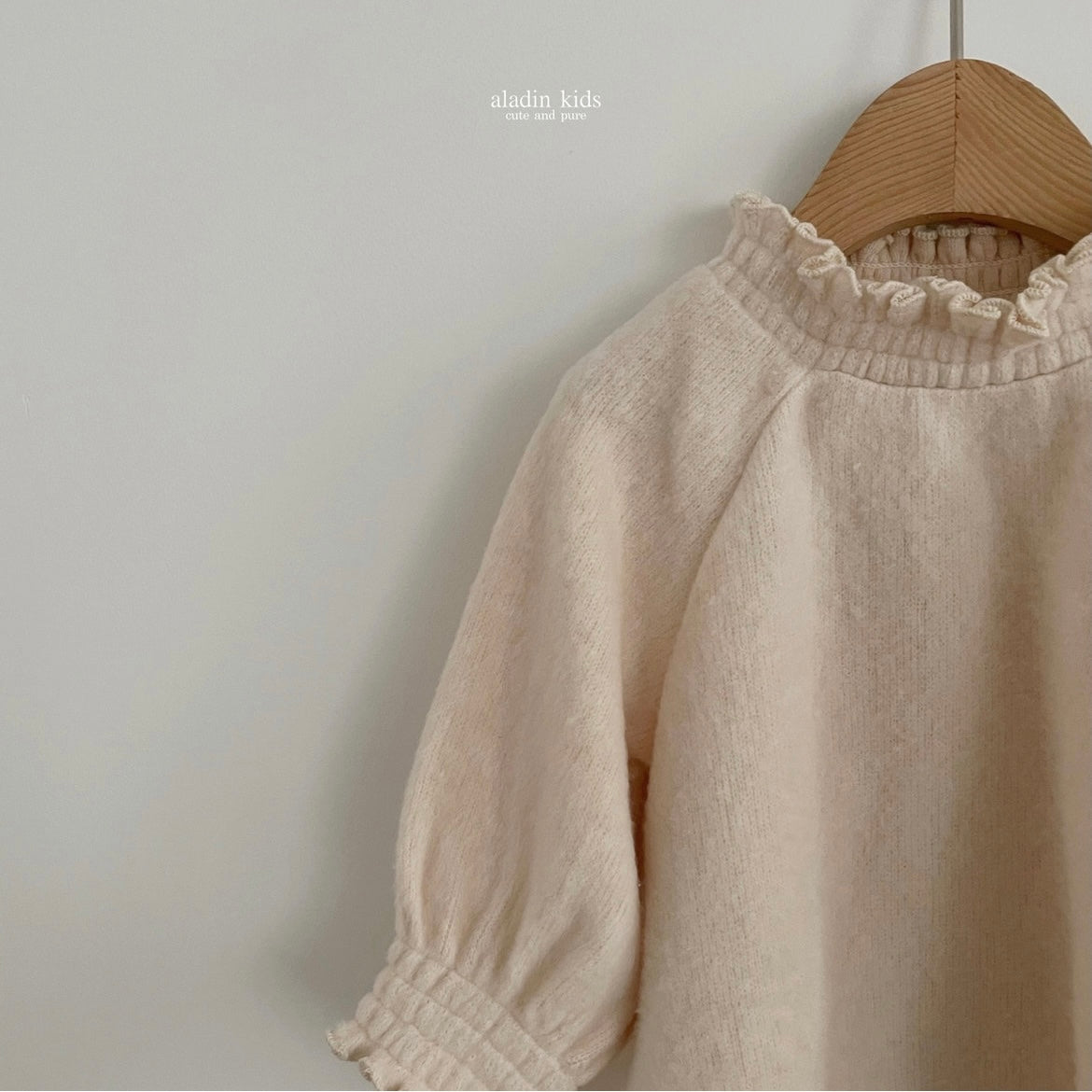 wool brush blouse / beige